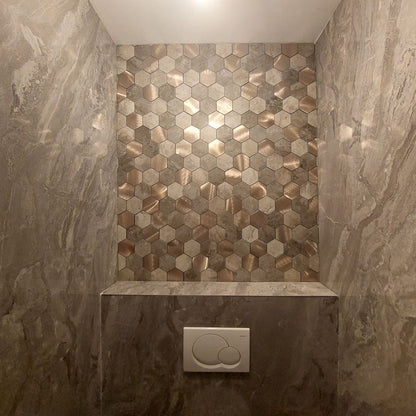 Bruin gouden mozaïek plaktegels zelfklevend tegels op de wand in een toilet 